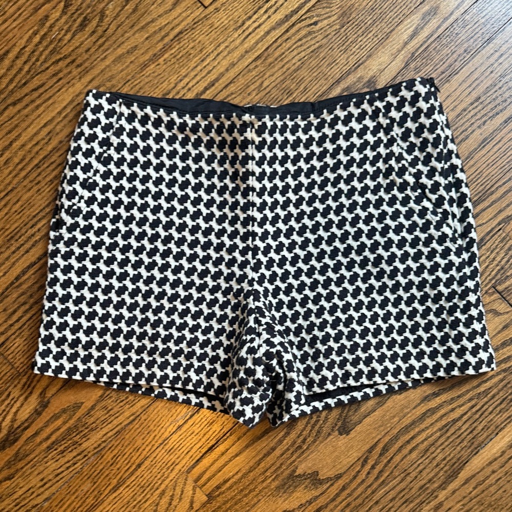 Trina Turk Black & White Houndstooth Shorts! 🖤